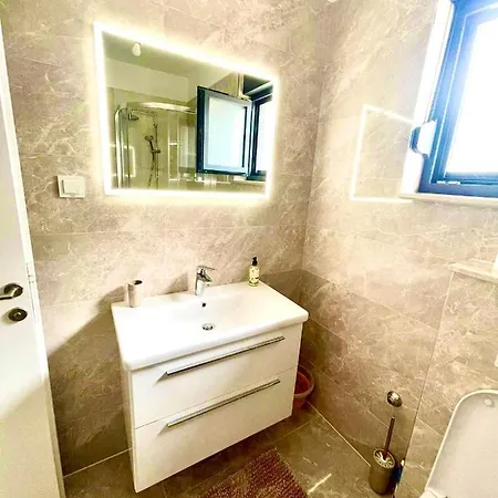 Apartman Aron *